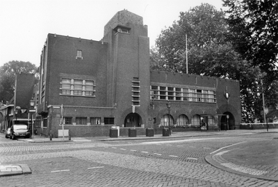 502505 Gezicht op het voormalige Politiebureau Tolsteeg (Tolsteegbrug 1) te Utrecht.